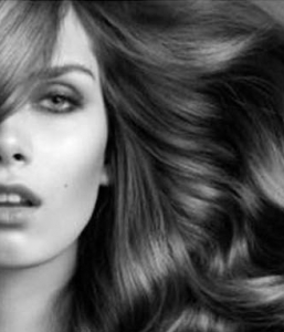 Vishnu Prya:  Cheveux longs